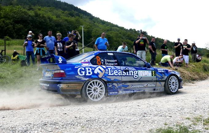 Aleš Zrinski (BMW M3) je kljub nekaj vrtenjem na drsečem asfaltu zmagal v diviziji III s prednostjo 13,5 sekunde pred Domnom Agničem v BMW M3 starejše generacije. | Foto: 