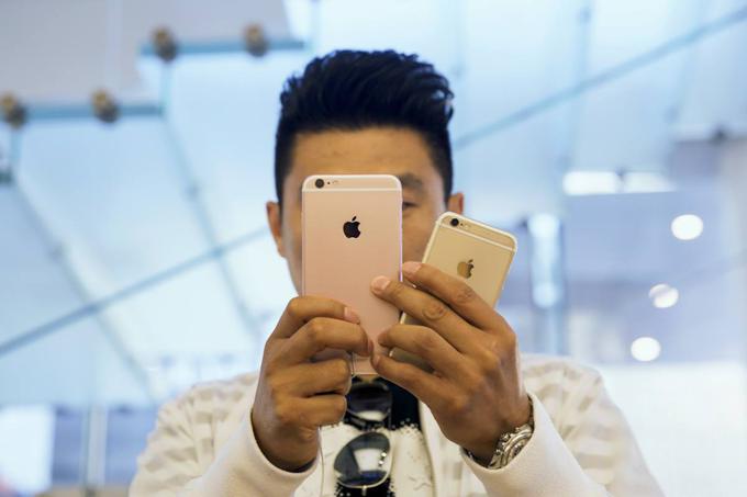 Starejši pametni telefoni iPhone bodo z najnovejšo posodobitvijo operacijskega sistema iOS, ki jih bo konkretno pospešila, aktualni vsaj še eno leto.  | Foto: Reuters