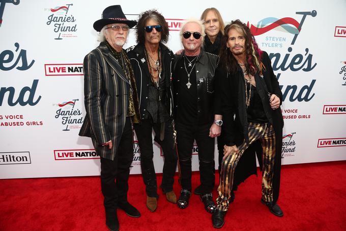 Aerosmith s Kramerjem (v sredini) februarja lani, preden se je poškodoval in začasno prenehal igrati. | Foto: Getty Images