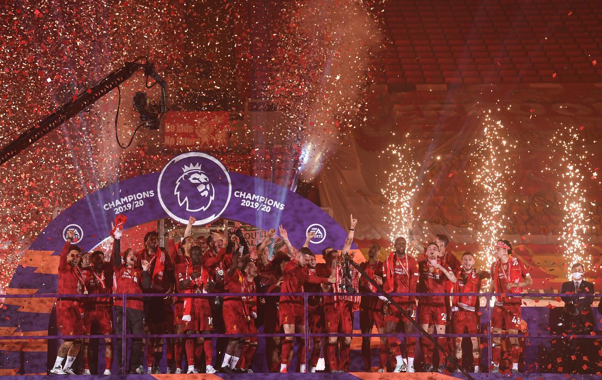 Liverpool | Nogometaši Liverpoola so dvignili pokal zmagovalcev premier lige v sezoni 2019/20. | Foto Reuters