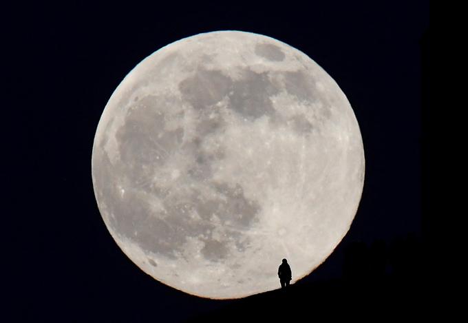 To luno so sicer poimenovali tudi ledena luna, so zapisali pri Nasi, kjer spodbujajo, da ljudje še izkoristijo zgodnje sončne zahode in pozne vzhode ter uživajo v "čudežih neba". | Foto: Reuters