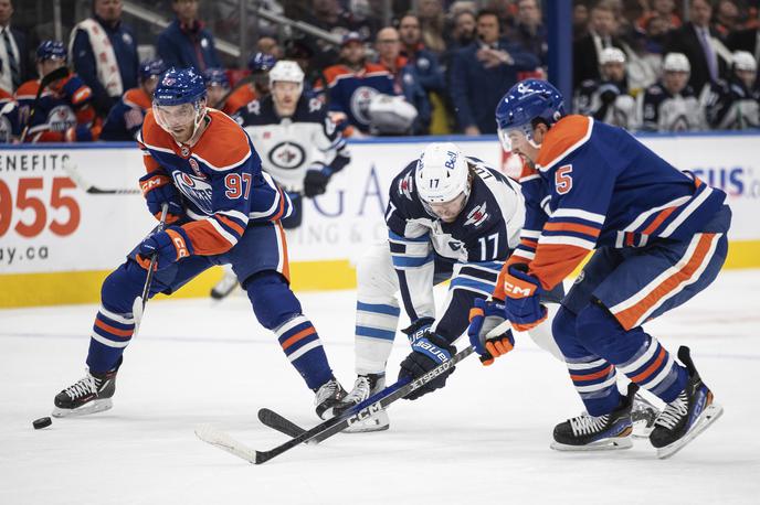 Connor McDavid (levo) | Edmonton Oilers so zaradi poškodbe ostali brez napadalca Connorja McDavida, lanskega najkoristnejšega igralca (MVP) prvenstva NHL. | Foto Guliverimage