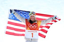 Američanka Andersonova v močnem vetru zlata v snežnem parku