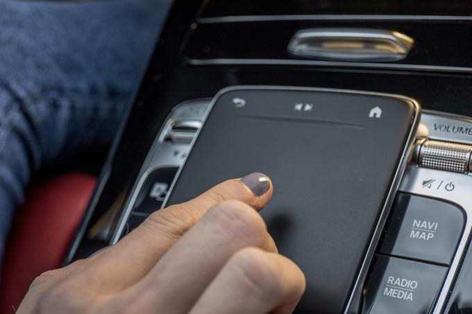 Drsna ploščica na sredinski konzoli daje dober povratni občutek, a tudi nad vrtljivim gumbom se ne bi pritoževali. | Foto: Mercedes-Benz