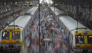 V Indiji v požaru na vlaku umrlo 32 ljudi