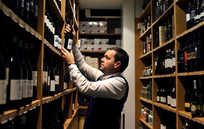 Gašper Čarman je ponudbo svoje ljubljanske vinoteke zdaj razširil tudi v domačo gostilno v Retečah. | Foto: Matej Povše