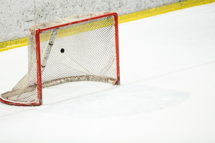 hokejski plošček pak | Foto Vid Ponikvar