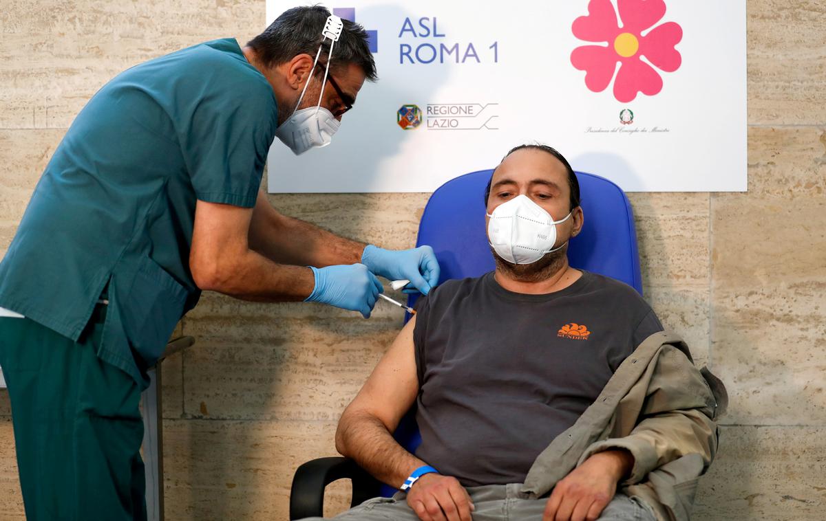 cepljenje Italija | Skupno so od začetka pandemije v Italiji potrdili več kot 6,5 milijona okužb, umrlo je 138.045 covidnih bolnikov, je razvidno iz podatkov italijanskega ministrstva za zdravje. | Foto Reuters