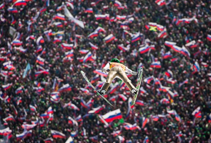 Začnimo s Planico, skakalnim praznikom, ki je v dolino pod Poncami marca letos privabil rekordnih 111 tisoč ljubiteljev smučarskih skokov. Številni so domače orle spodbujali z ragljami in slovenskimi zastavami. | Foto: Vid Ponikvar