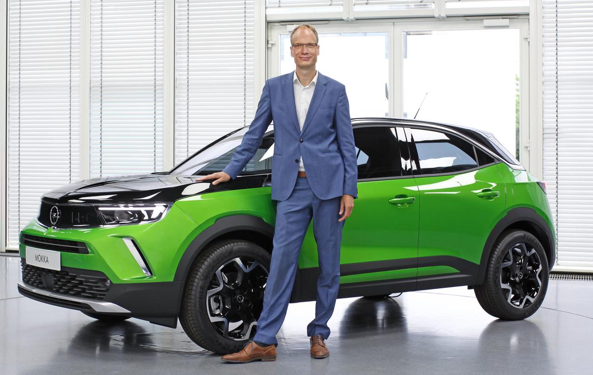 Opel električni | Predsednik Opla Michael Lohscheller ob električni opel mokki-e. Leta 2028 bodo prodajali le še električne avtomobile. Tak korak bodo torej v Evropi storili dve leti pred Fordom.  | Foto Opel