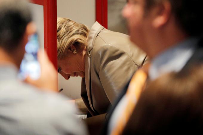 Demokratska predsedniška kandidatka Hillary Clinton je glasovala na osnovni šoli Douglasa Griffina v Chappaqui v New Yorku. | Foto: Reuters