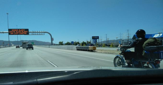 Sporočilo Amber alert na opozorilni tabli nad avtocesto med Salt Lake Cityjem in Las Vegasom. | Foto: Andreja Lončar