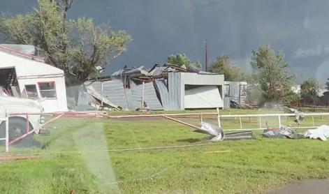 V silovitem tornadu v Teksasu umrli trije ljudje, okoli sto je poškodovanih #video