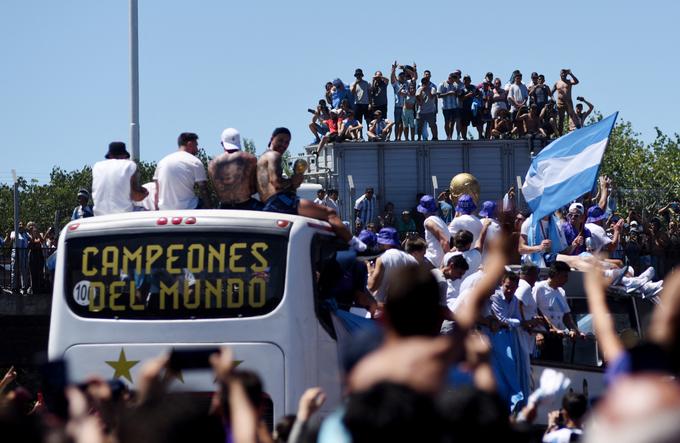 Emiliano Martinez je imel na avtobusu posebnega "sopotnika". | Foto: Reuters