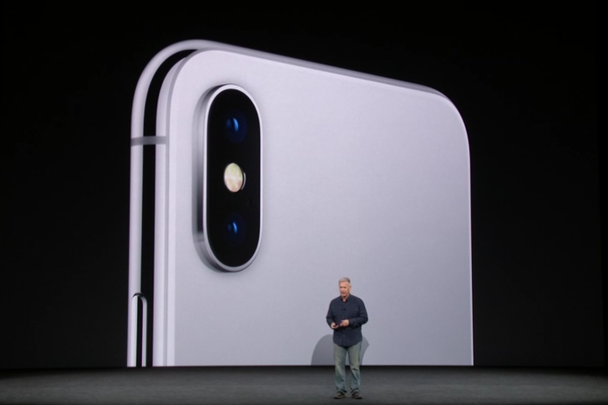 iPhone X je tudi prvi iPhone z vertikalno (navpično) postavitvijo dvojne kamere.   | Foto: Apple