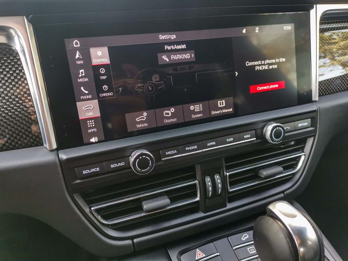Nov, večji zaslon je hiter in pregleden. Hvalimo tudi prihod navigacije z nadzorom prometa v realnem času in podporo apple carplay. | Foto: Gašper Pirman
