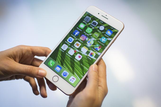 Po zdaj dostopnih podatkih pa iPhone 8 ne bo delil usode pametnega telefona iPhone X, saj bo tudi po predstavitvi letošnjih novih iPhonov po vsej verjetnosti še nekaj časa ostal v prodajni ponudbi. | Foto: Bojan Puhek