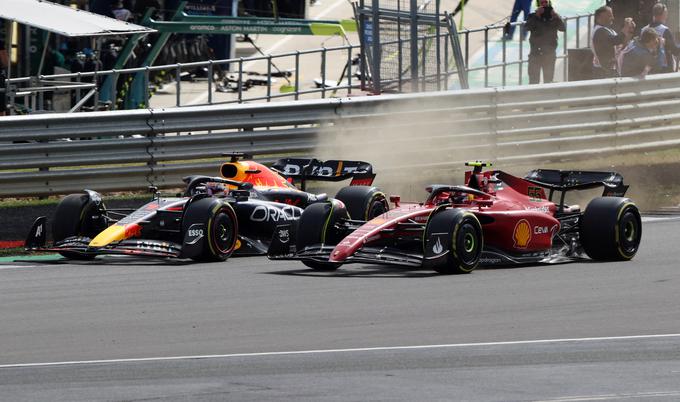 Verstappen najprej v boju za zmago, na koncu s poškodovanim dirkalnikom nekonkurenčen in samo sedmi. | Foto: Reuters