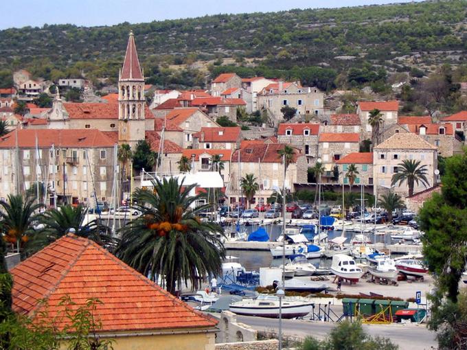 Zakrajšek ima v Splitu v lasti nepremičninsko podjetje, ki po naših podatkih oddaja apartmaje v vasi Milna na otoku Brač. | Foto: Google