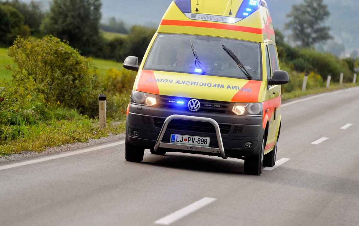 rešilec | Po prvih ugotovitvah in zbranih obvestilih se je pri delu hudo poškodoval 26-letni moški. Reševalci so ga oskrbeli in odpeljali v bolnišnico, od tam pa v UKC Ljubljana. | Foto STA