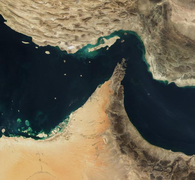 Satelitski pogled na ožino. Severno Iran, spodaj Združeni Arabski Emirati in Oman (eksklava Musandam). | Foto: Thomas Hilmes/Wikimedia Commons