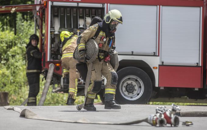 Poklicni gasilci so, čeprav opravljajo enega najbolj tveganih poklicev, pri uzakonjenju bonitet za družinske člane v primeru svoje smrti potegnili kratko. | Foto: Matej Leskovšek