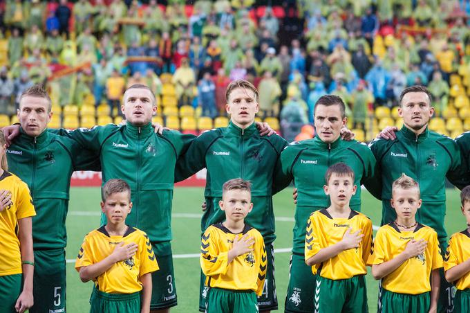 Litovci so lani presenetili slovenske nogometaše. Prvi polčas so dobili z 2:0, nato je kapetan Boštjan Cesar v izdihljajih srečanja izenačil na 2:2. | Foto: Sportida