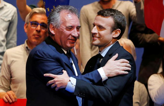 Kandidati sredinskega MoDem Francoisa Bayrouja (levo), ki je že na predsedniških volitvah podprl Macrona, so po dogovoru z REM kandidirali le v 90 volilnih okrajih. V preostalih 487 volilnih okrajih so kandidirali kandidati Macronove stranke. | Foto: Reuters