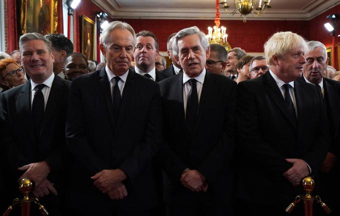 Vodja britanskih laburistov Keir Starmer, nekdanji premieri Tony Blair, Gordon Brown in Boris Johnson čakajo na slovesnost pristopnega sveta v palači St. James. | Foto: Reuters