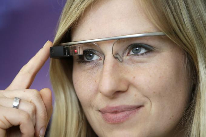 Google je razvoj svojih pametnih očal ukinil, še preden so se znašla na prodajnih policah. Saj ne, da številnih uporabnikov futuristična naprava ni zanimala, a še več se jih je balo, da bodo ljudje z očali, v katerih je skrita kamera, začeli množično vdirati v njihovo zasebnost. Vprašanje je sicer, ali bi se očala Google Glass sploh dobro prodajala, saj je Google zanje nameraval zahtevati poldrugi tisočak dolarjev. | Foto: Reuters