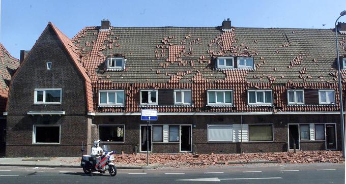 S številnih hiš v Enschedeju, ki niti približno niso bile v neposredni bližini tovarne pirotehnike, je udarni val eksplozije odpihnil strešno kritino.  | Foto: Reuters