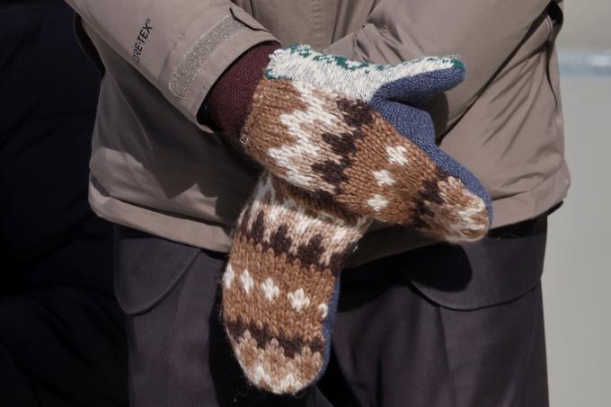 Največ pozornosti so požele njegove pletene rokavice. | Foto: Reuters