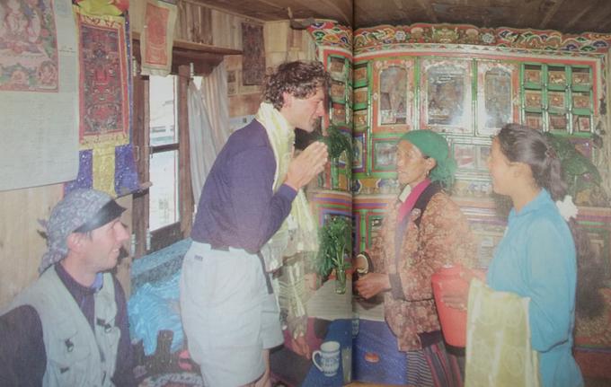 Pri kuharju Čindiju (ta jih je spremljal v baznem taboru) doma so opravili obred za dolgo življenje (Požgaj skrajno levo, Furlan v molitveni drži). | Foto: Arhiv odprave na Ama Dablam