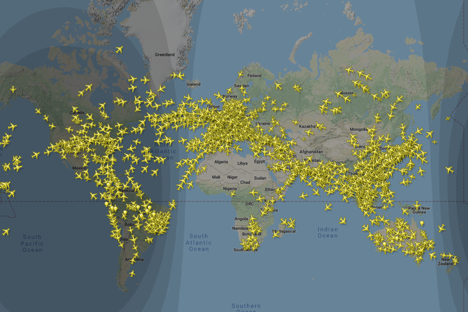 FlightRadar24 na Googlovem zemljevidu prikazuje praktično vsa komercialna potniška letala, ki so v času obiska spletne strani v zraku oziroma na vzletni ali pristajalni stezi. Takole je zemljevid videti brez vklopljenega filtra, ki je na zgornjih slikah prikazoval samo letala boeing 737 max.  | Foto: Matic Tomšič / Posnetek zaslona
