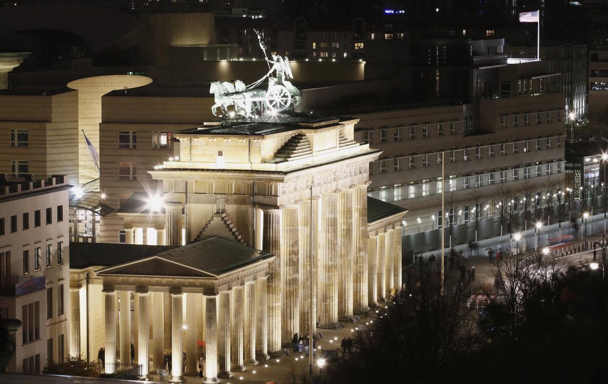 Vohunjenje | Nemčija je imela tudi s pomočjo ameriških obveščevalcev v zavezništvu Maximator pomembno vlogo. V ospredju Brandenburška vrata, eden od zaščitnih znakov nemške prestolnice Berlin, v ozadju veleposlaništvo ZDA v Nemčiji. | Foto Reuters