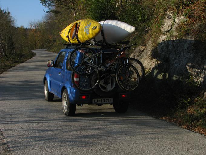 Jimny lahko pelje presenetljivo veliko prtljage, seveda zunaj kabine. Visoko
nameščen nosilec za kolesa ne zakriva svetlobnih enot, ki so nameščene v zadnjem
odbijaču. | Foto: Aleš Črnivec