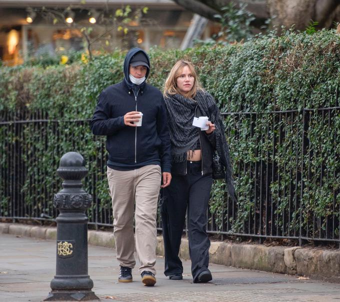 Par so ujeli v ponedeljek med sprehodom v Londonu, ko je 31-letnica v kratki majici razkazovala svoj nosečniški trebušček. | Foto: Profimedia