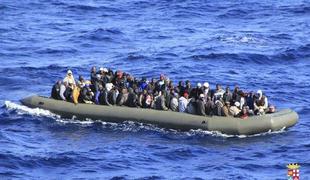 Pred Lampeduso iz prenatrpanih ladij rešili več kot 700 migrantov