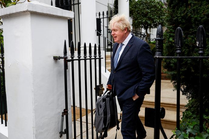 Boris Johnson | Afera Partygate je močno prispevala k padcu Johnsonove vlade in njegovemu odstopu. Od sredinega zagovora, ko bo Johnson stopil pred parlamentarni odbor, bi lahko bila odvisna njegova nadaljnja politična kariera. Že dlje časa se namreč širijo govorice o njegovi morebitni vrnitvi. | Foto Reuters