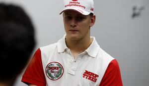 Schumacherjev sin prvič na zmagovalnem odru formule 3