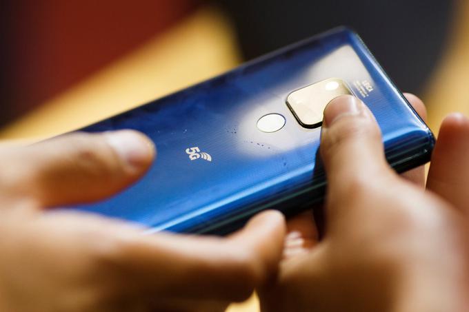 Pametni telefon, ki podpira povezovanje z omrežji 5G. | Foto: Reuters