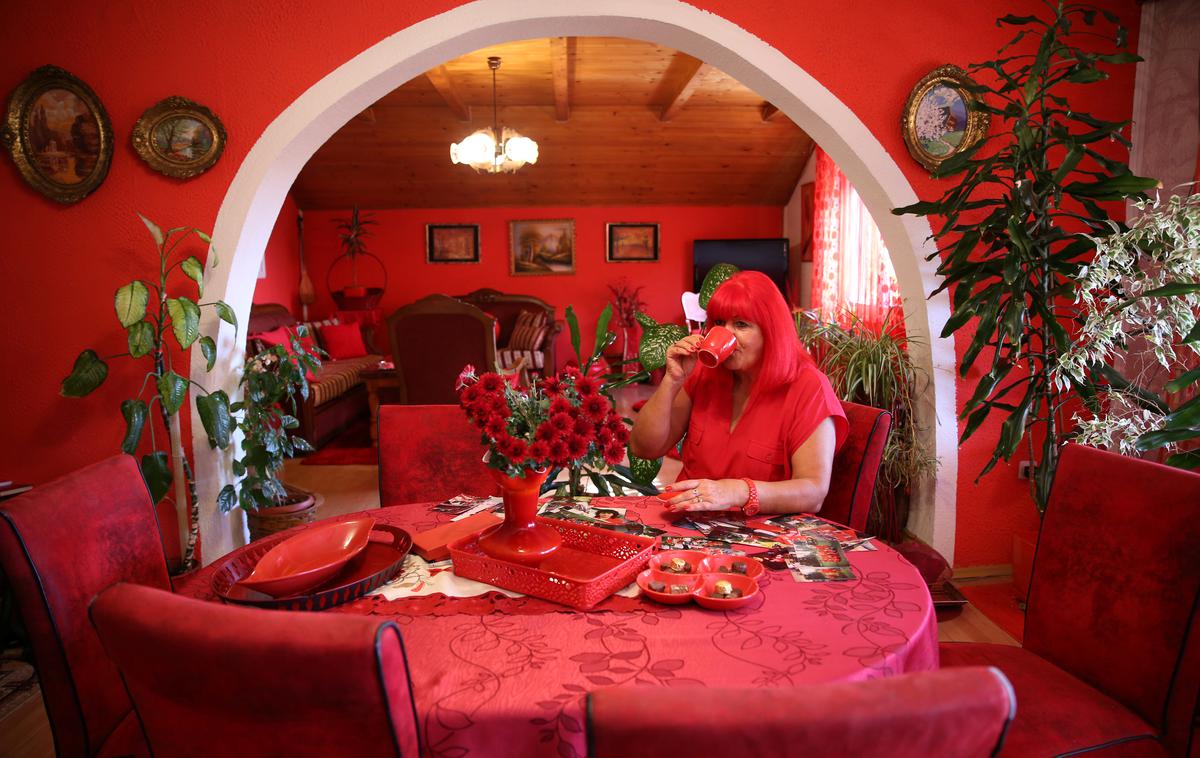 Zorica Rebernik rdeča barva | Zorica živi v rdeči hiši, kjer z možem Zoranom jesta z rdečih krožnikov, pijeta iz rdečih kozarcev in spita v postelji z rdečo posteljnino. | Foto Reuters