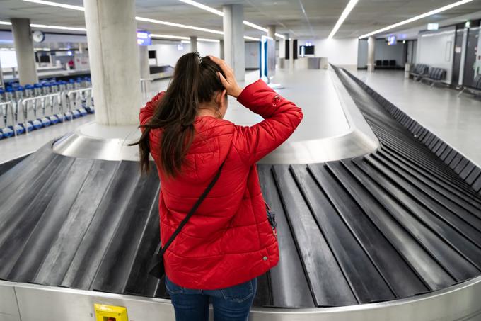 Odgovornost letalskih prevoznikov za prtljago in predmete v njej je omejena na približno 1.220 evrov po kosu prtljage, pa še to le z dokazili in računi. Večjo odgovornost si potniki lahko zagotovimo le z doplačilom ali sklenitvijo posebnega zavarovanja.  | Foto: Shutterstock