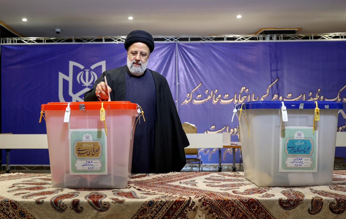 Ebrahim Raisi | Kljub rekordno nizki volilni udeležbi je predsednik Ebrahim Raisi udeležbo pozdravil kot "še en zgodovinski poraz sovražnikov" Irana, je poročala iranska tiskovna agencija Irna. | Foto Reuters