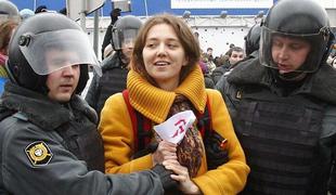 V Rusiji aretiranih več deset opozicijskih protestnikov