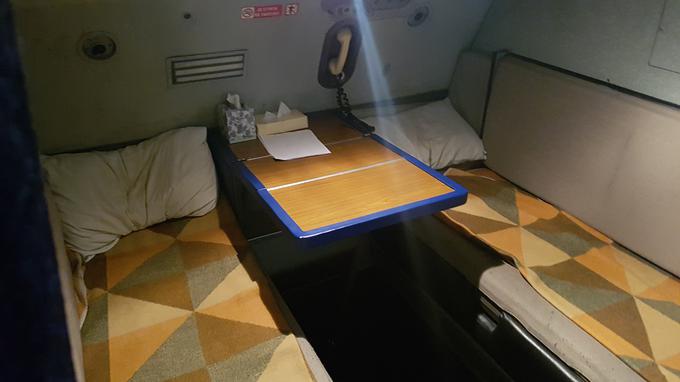Člani posadke, ki ne sedijo v pilotski kabini, lahko med poletom počivajo na priložnostnih ležiščih. | Foto: Gregor Pavšič