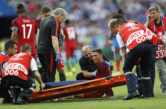 Pod žarometi Eura 2016 se je znašel tudi kapetan portugalske reprezentance Cristiano Ronaldo, ki je finalno tekmo s Francijo zaradi poškodbe preživel ob robu igrišča. Fotografijo bi lahko naslovili tudi z besedami: Ko ugotoviš, da je vsega konec. | Foto: Reuters
