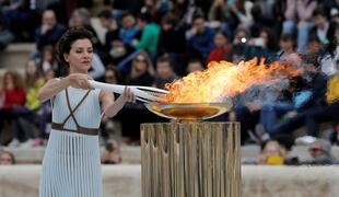 Olimpijska plamenica že v rokah Korejcev
