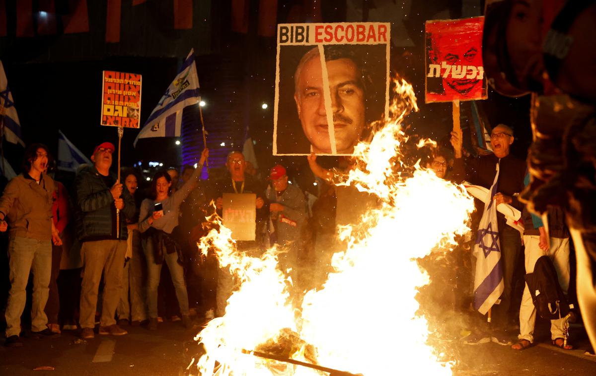 Protest v Izraelu | Več sto ljudi se je zbralo tudi v mestu Beeršeba ter v bližini Netanjahujeve vile v Cezareji. | Foto Reuters