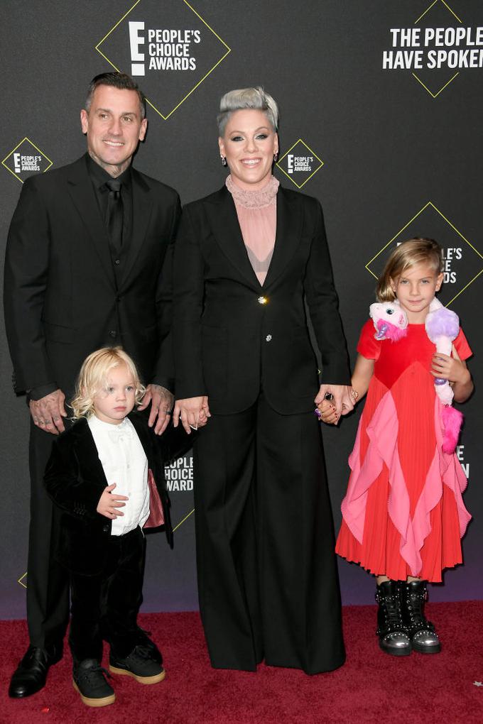 Pink je na podelitev pripeljala moža, hčerko in sina. | Foto: Getty Images